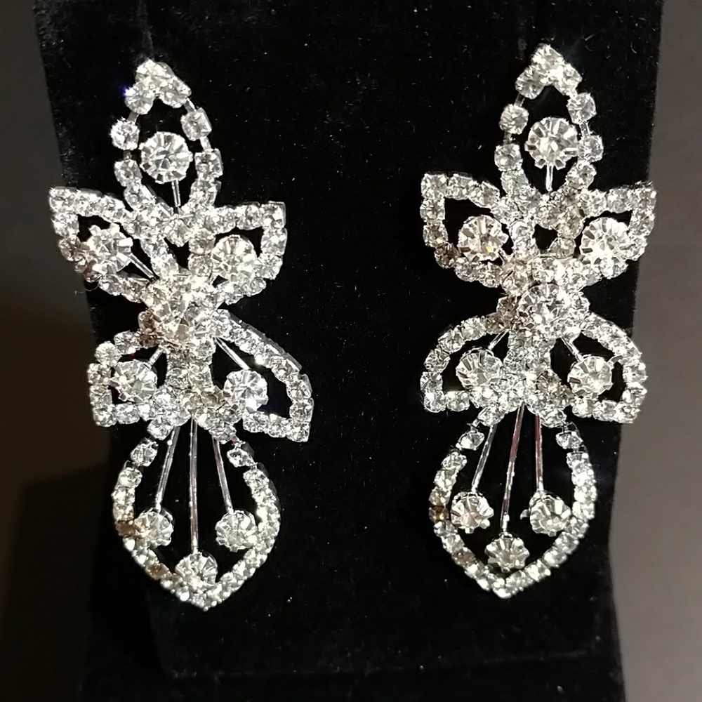 TOI COLLECTION DANDLING EARRINGS